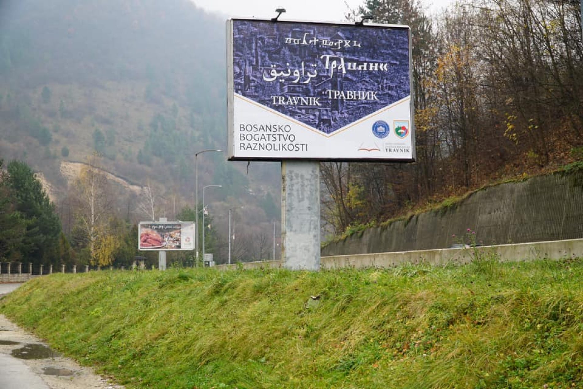 U Travniku postavljeni bilbordi sa nazivom grada na pet bosanskih pisama