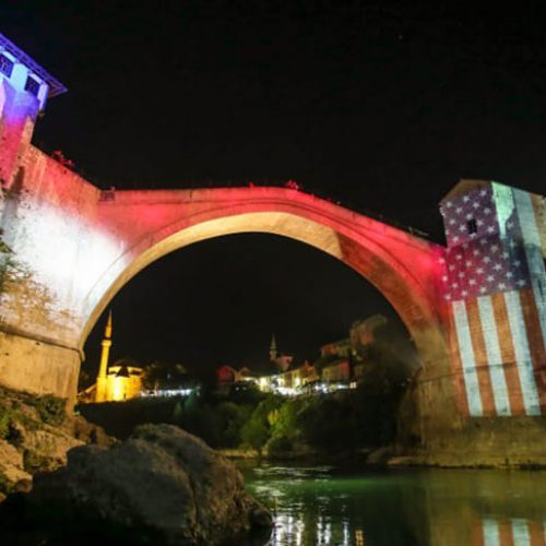 Mostar: Stari most u bojama američke zastave