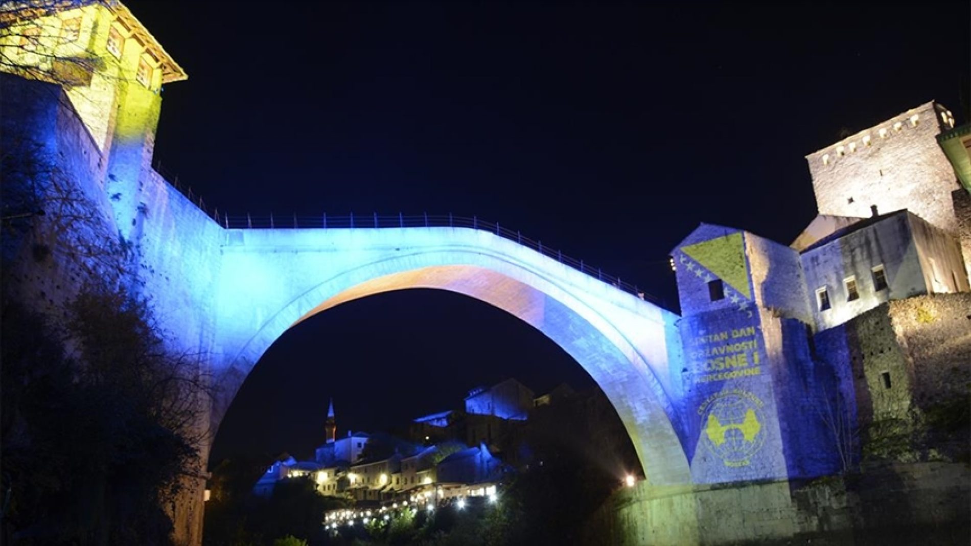 Mostar: Stari most u bojama zastave Bosne i Hercegovine povodom Dana državnosti