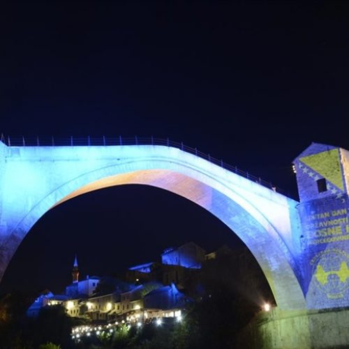 Mostar: Stari most u bojama zastave Bosne i Hercegovine povodom Dana državnosti