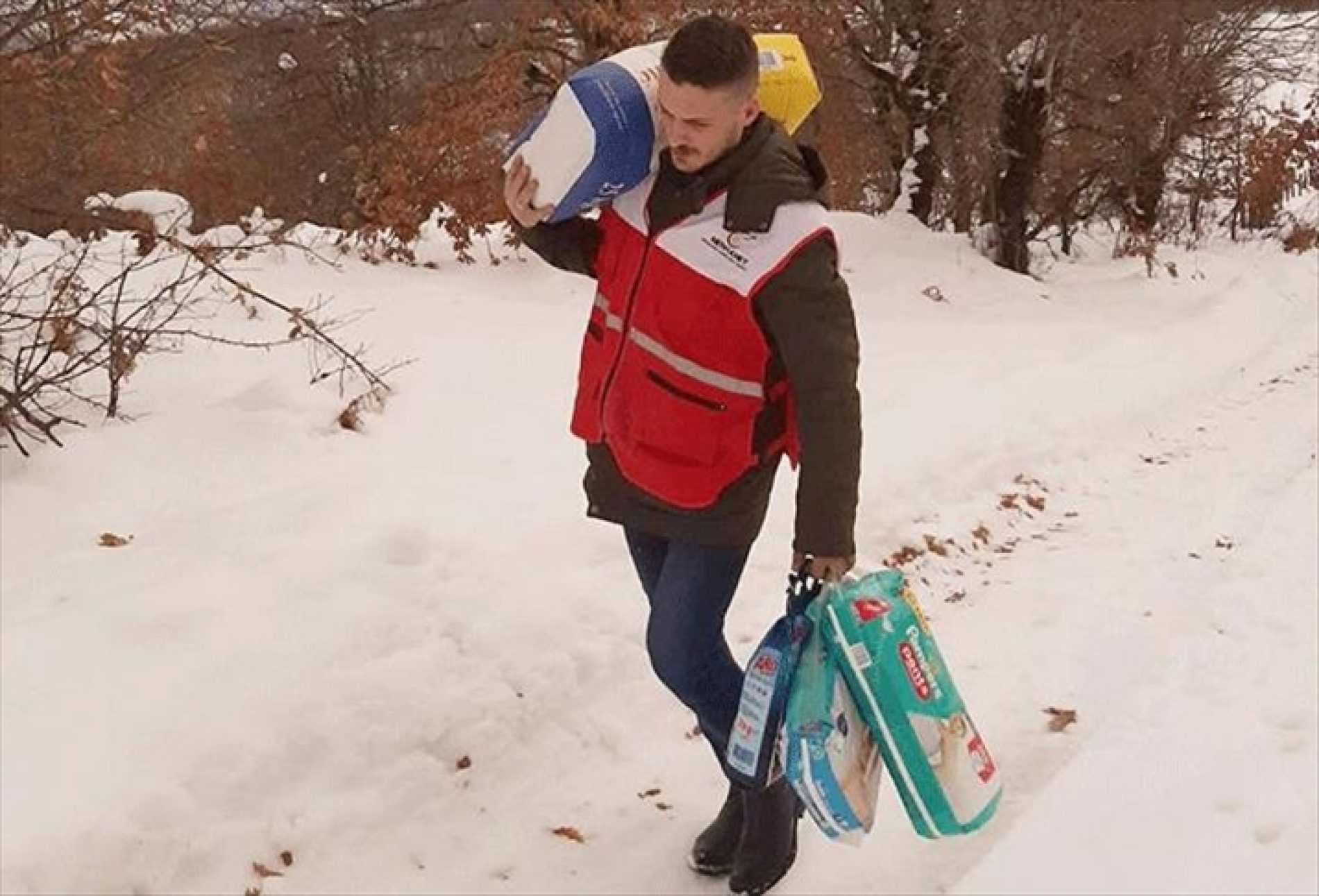 Aktivista “Merhameta” kilometrima pješačio kroz snijeg kako bi dostavio pomoć porodici sa šestero djece