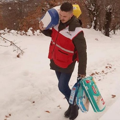 Aktivista “Merhameta” kilometrima pješačio kroz snijeg kako bi dostavio pomoć porodici sa šestero djece
