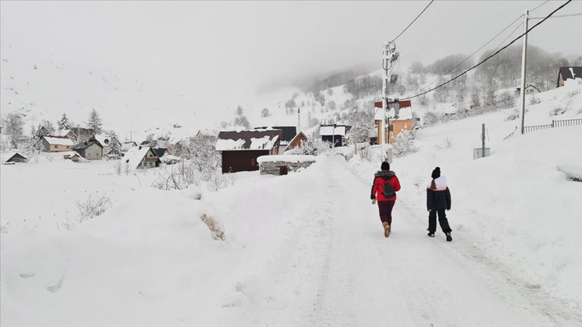 Borba sa sniježnim nanosima u Trnovu: Uz velike napore probijeni putevi do sela na Bjelašnici