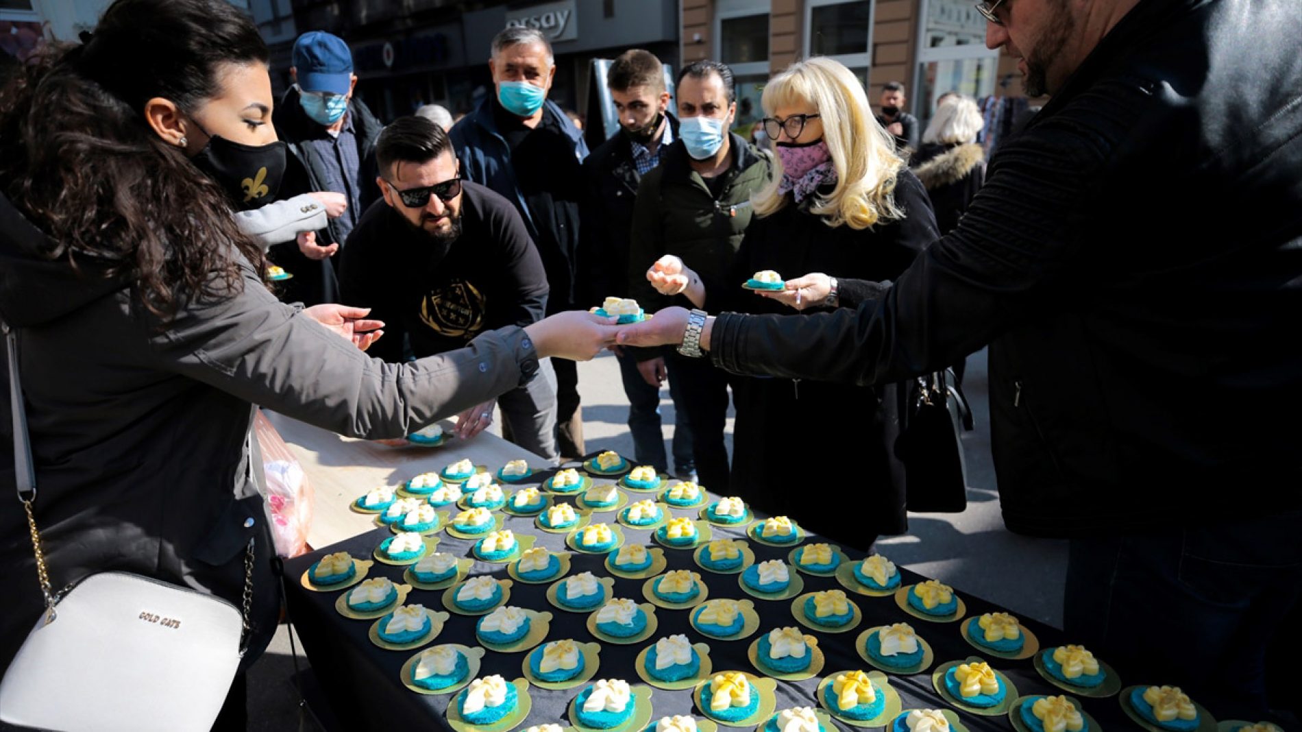 Povodom Dana nezavisnosti u Sarajevu podijeljeni kolači u obliku ljiljana