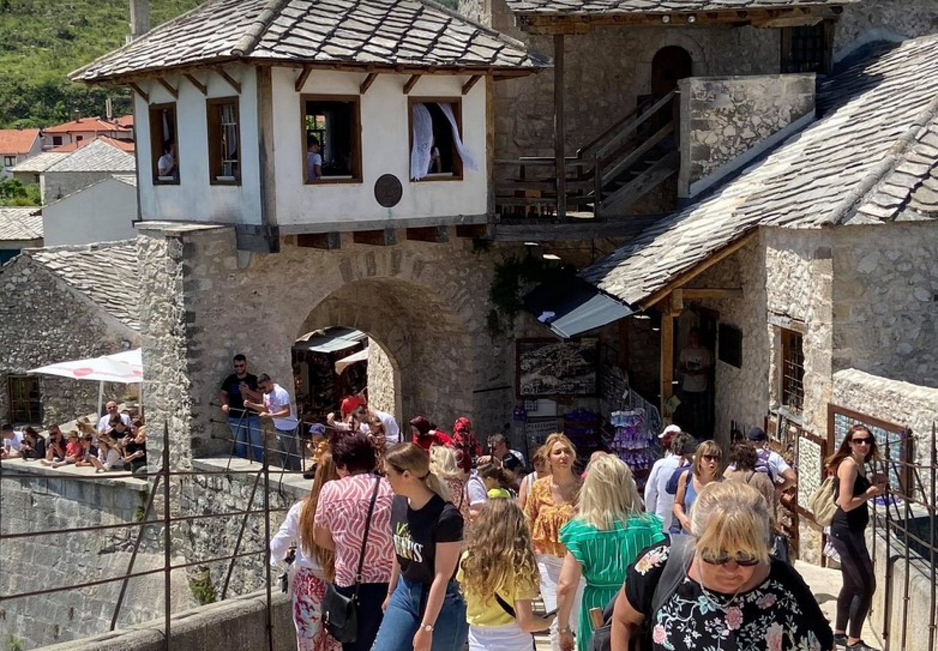 Mostar konačno došao na svoje, stara jezgra krcata turistima (Foto)