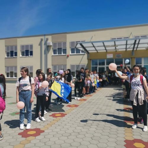 Učenici OŠ Zalik u Mostaru priredili svečanost našim košarkašicama i poželjeli im sreću na EP
