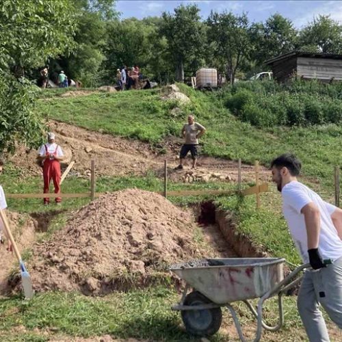 FBiH obezbijedila potrebni materijal: Mladi iz 7 država grade kuću povratničkoj porodici iz K. Polja