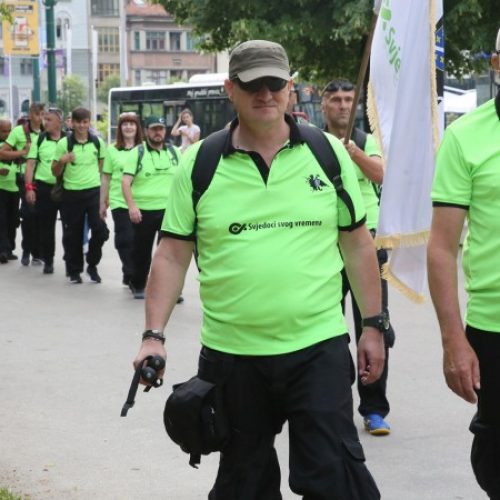 Učesnici Marša mira krenuli da se poklone žrtvama Srebrenice (Video)
