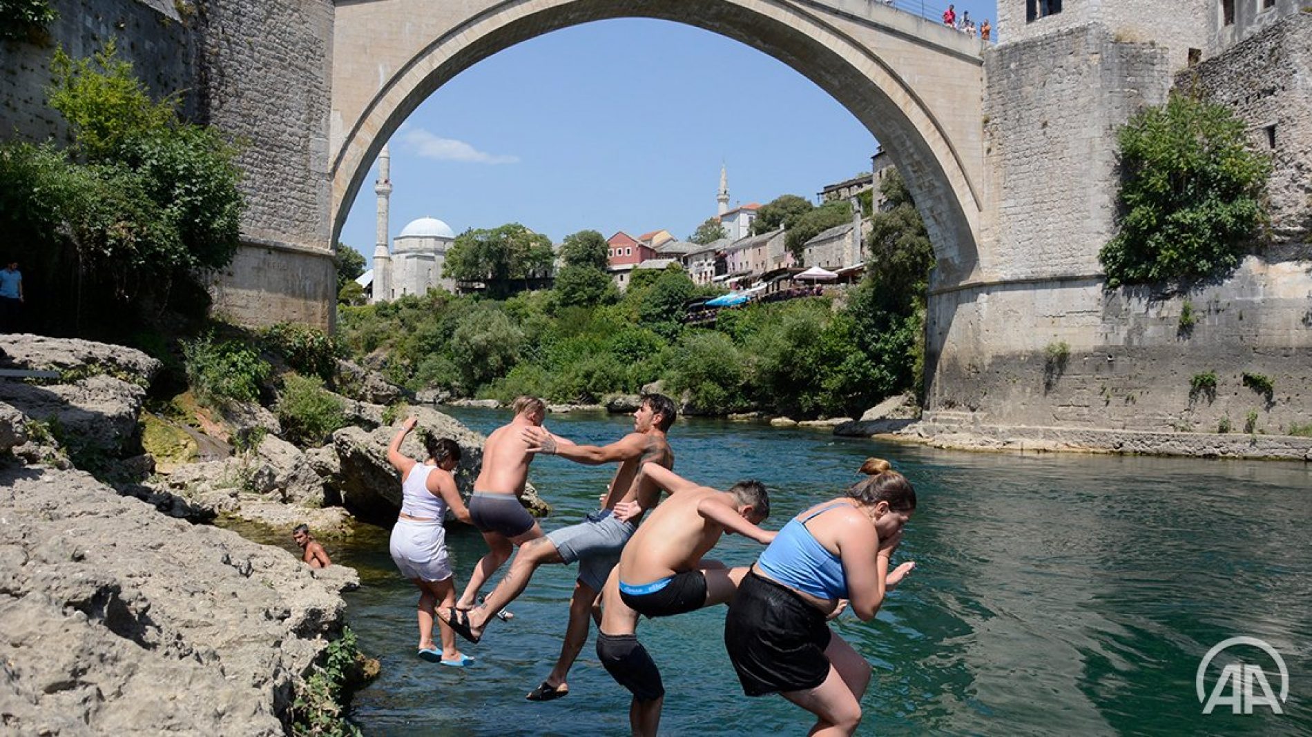 Mostar: Vrućine i turiste natjerale u Neretvu