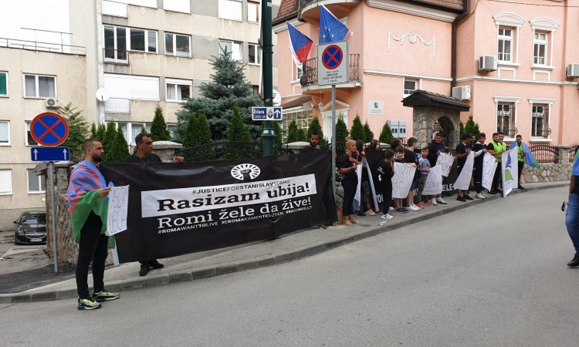 Protest ispred češke ambasade: Romski aktivisti osudili rasizam i policijsku brutalnost prema Romima