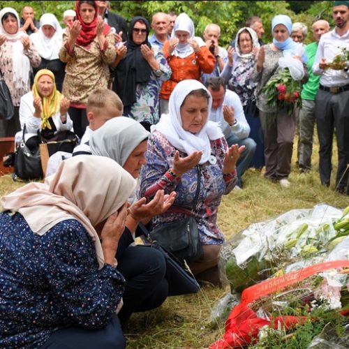 U Trnovu odata počast brutalno ubijenim Srebreničanima: Opominjati i ne zaboraviti