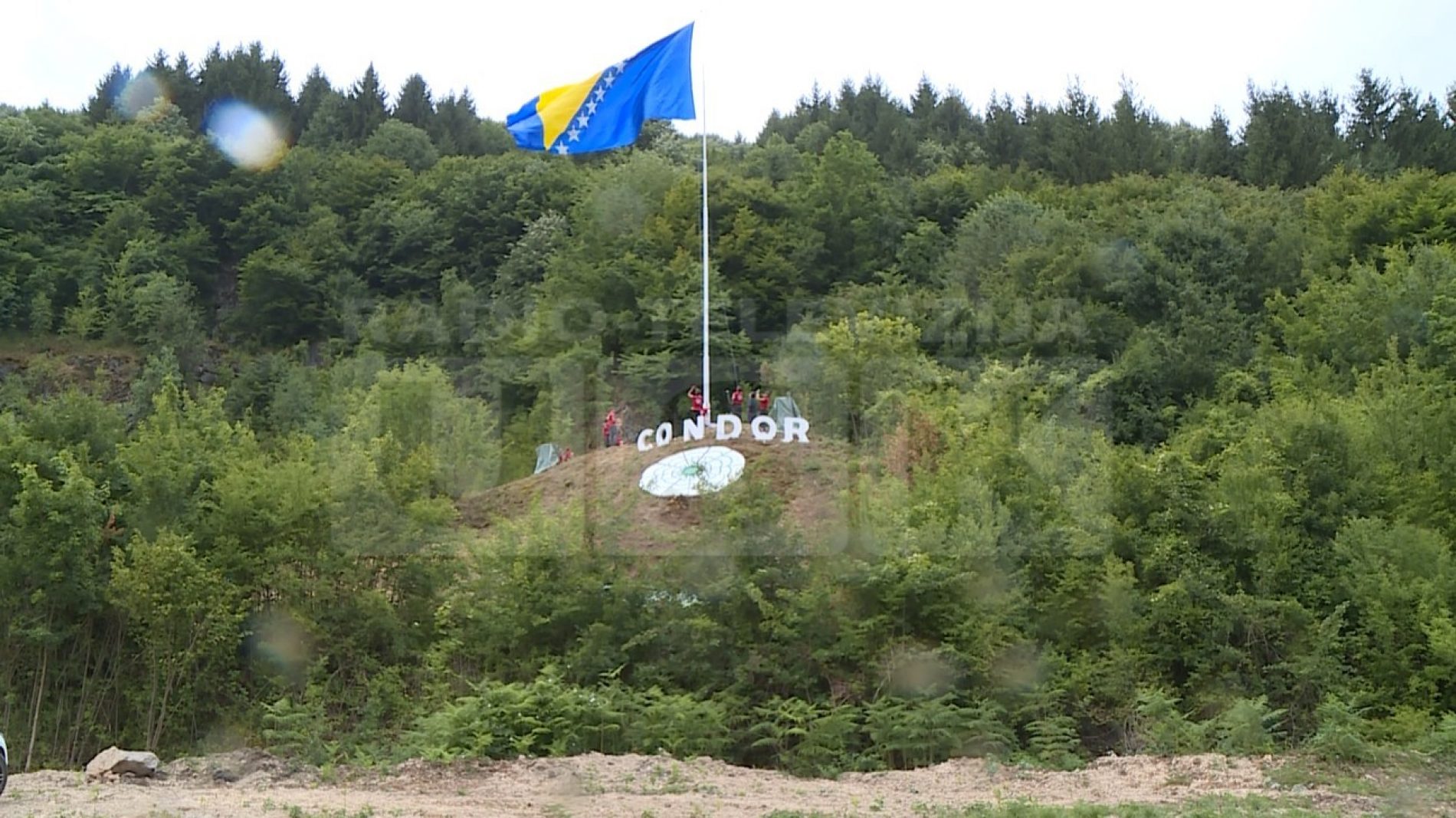 Kod Sanskog Mosta podignuta velika državna zastava i otkriven Cvijet Srebrenice