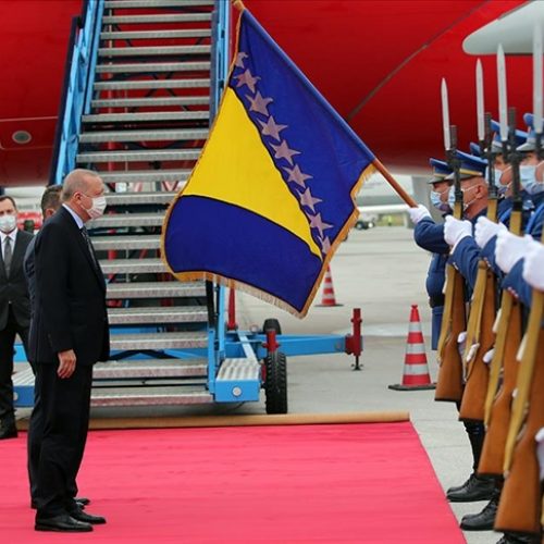 Erdogan u Sarajevu: Na Kovačima odao počast prvom bosanskom predsjedniku Izetbegoviću