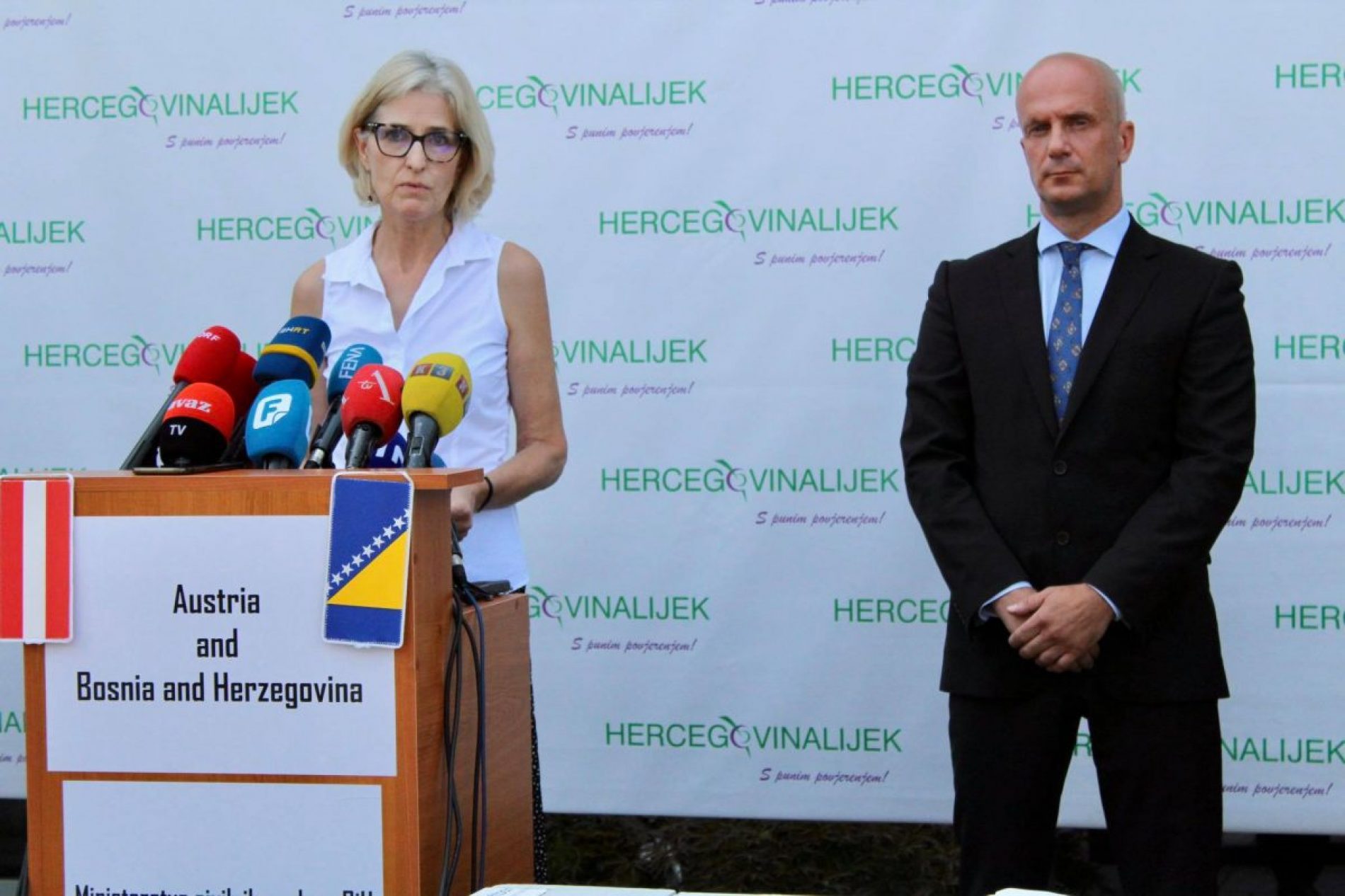 Ambasadorica Austrije u našoj zemlji uručila donaciju od 500.000 vakcina