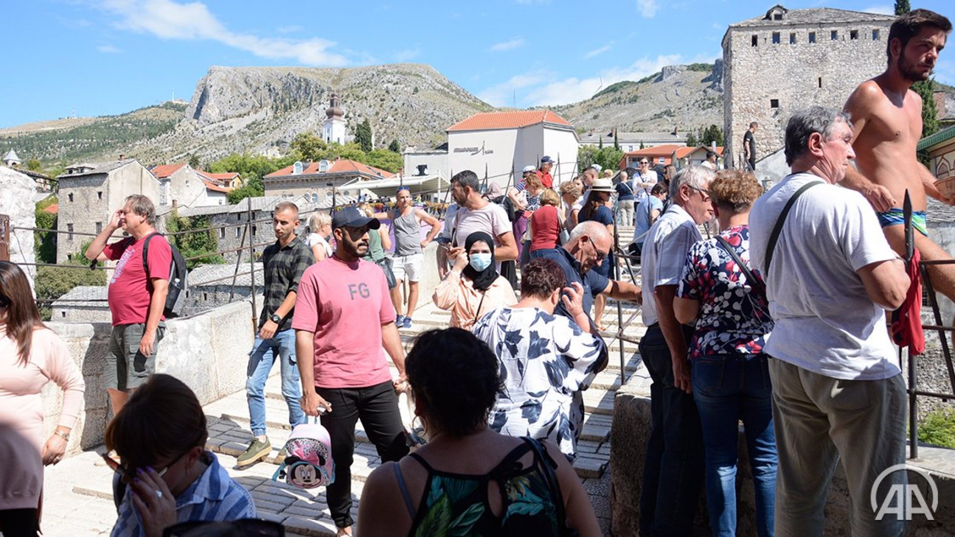 Stari grad u Mostaru preplavili turisti; pojačane aviolinije za Sarajevo