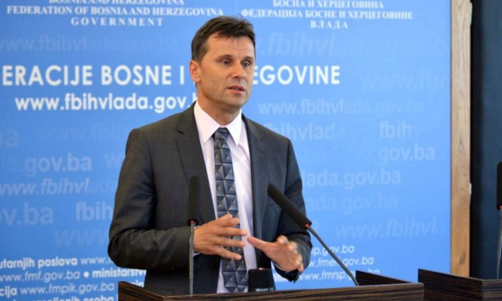 Premijer Novalić traži hitno usvajanje zakona kojim se omogućava da svi kantoni osiguraju porodiljske naknade od 1.000 KM