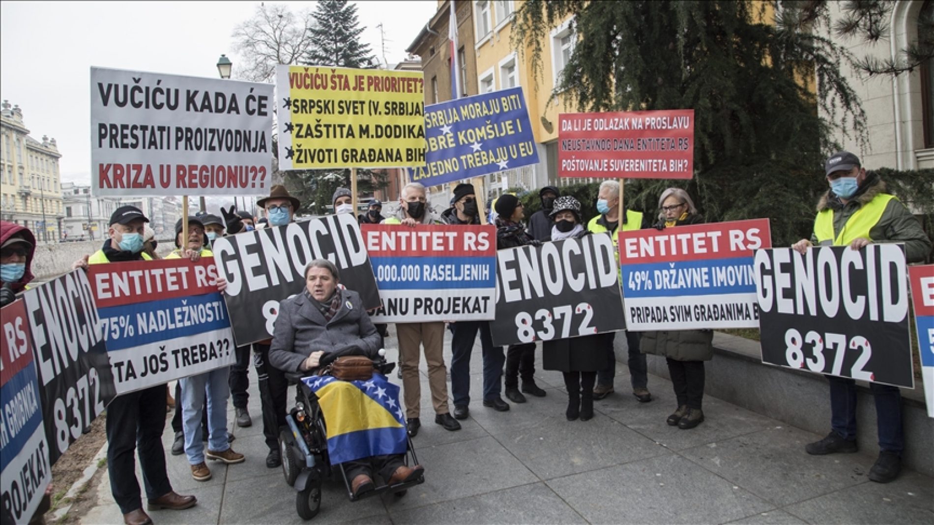 Mirni protest građana ispred Ambasade Srbije u Sarajevu: “Srbija izaziva konflikte među narodima”