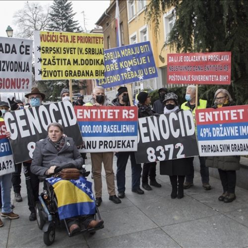 Mirni protest građana ispred Ambasade Srbije u Sarajevu: “Srbija izaziva konflikte među narodima”