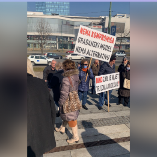 Protesti u Sarajevu: “Dino, zar je vlast vrijednija od države”. “Angelina Eichhorst persona non grata”