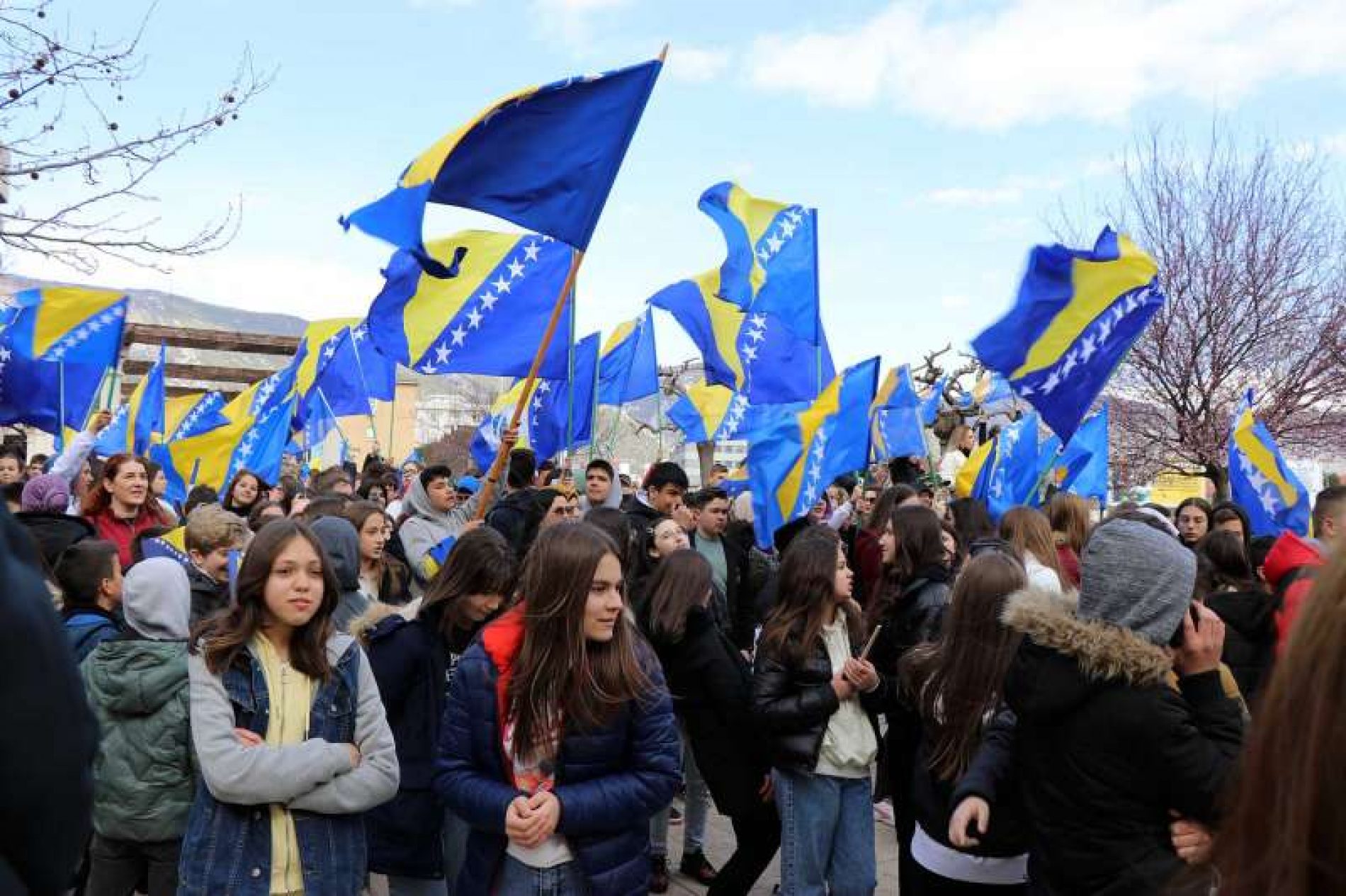 Učenici mostarskih osnovnih i srednjih škola obilježili Dan nezavisnosti Bosne i Hercegovine