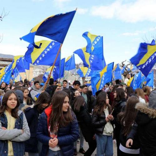 Učenici mostarskih osnovnih i srednjih škola obilježili Dan nezavisnosti Bosne i Hercegovine
