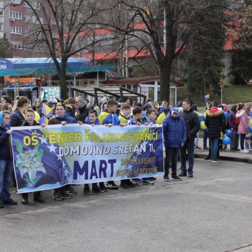 Zenički osnovci defileom gradskim ulicama obilježili Dan nezavisnosti Bosne i Hercegovine