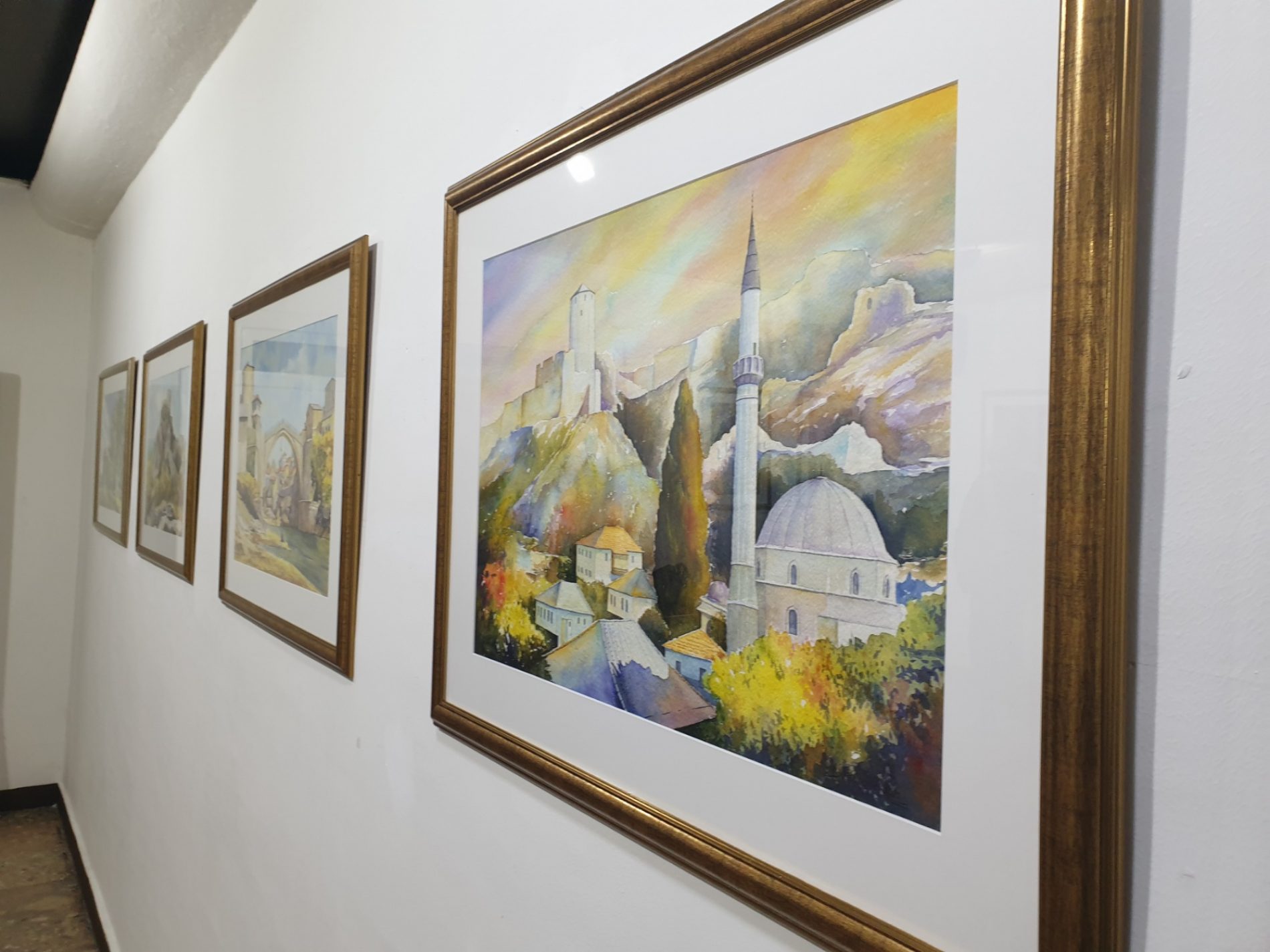 U BKC Tuzla otvorena izložba slika „Tragom bosanskih priča“