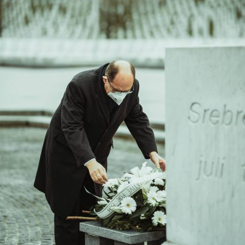 Schmidt u Srebrenici: Ne dozvolimo da se sjećanje na žrtvu okalja ili negira