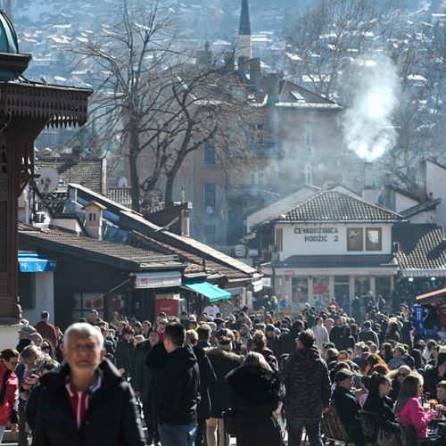 Sunčano i toplo vrijeme izmamilo brojne šetače u Sarajevu