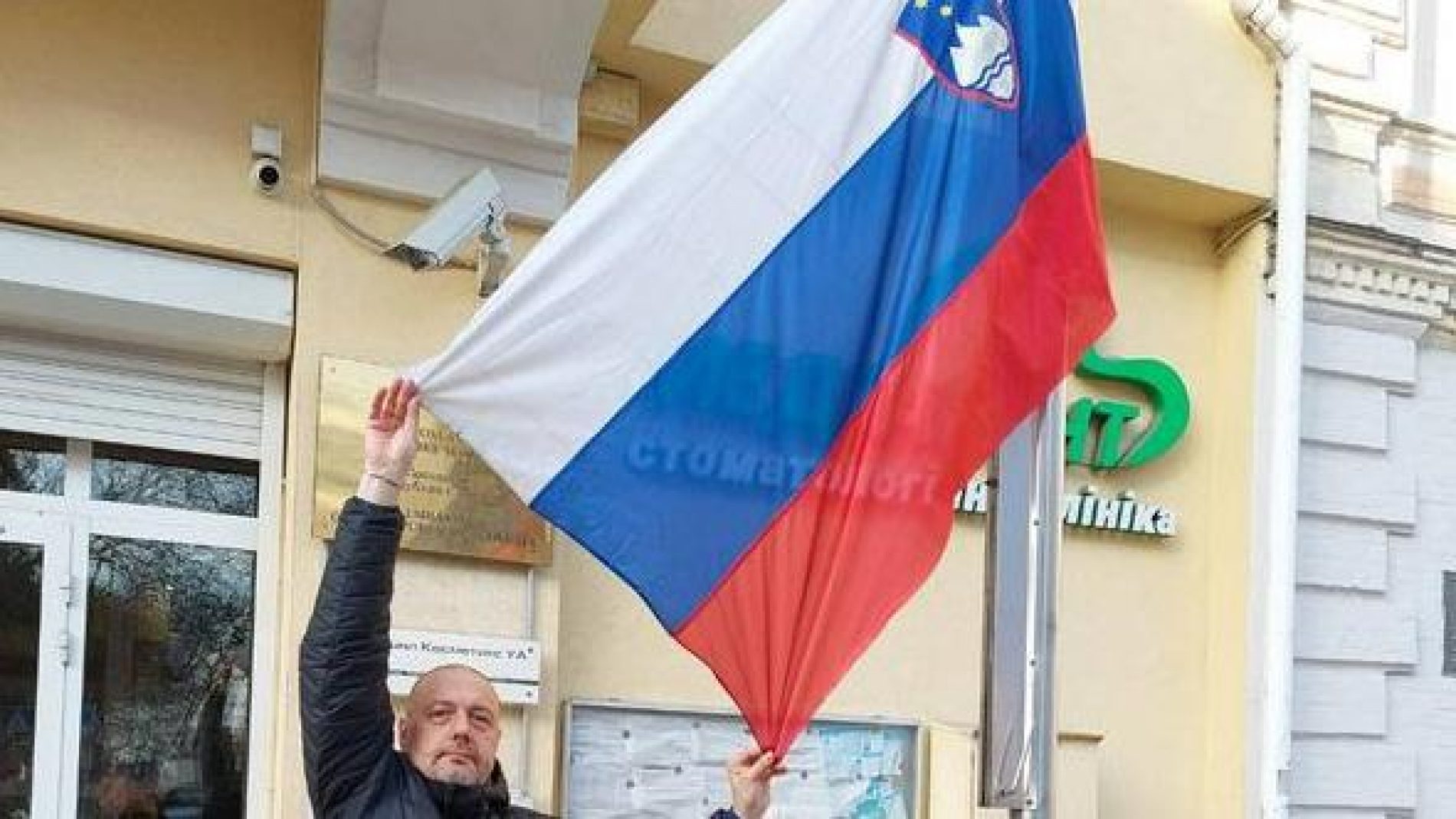 Slovenci ispred ambasade u Kijevu morali skinuti svoju zastavu jer liči na rusku