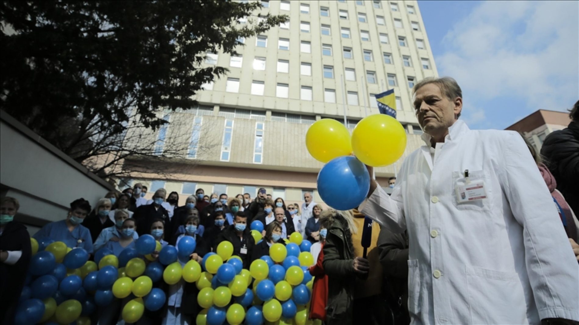 Uposlenici Opće bolnice “Prim. dr. Abdulah Nakaš” u Sarajevu s mirnog okupljanja poslali poruke podrške Ukrajini