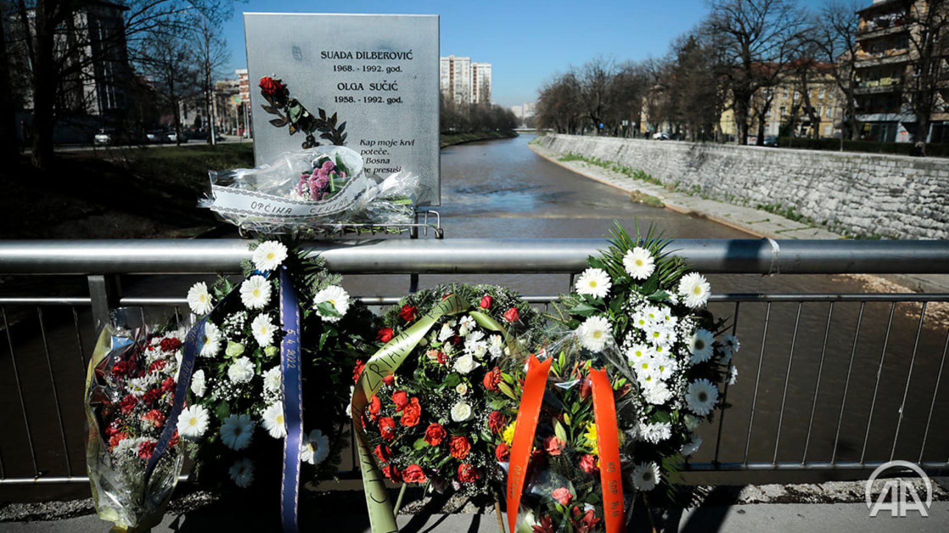 Položeno cvijeće na Mostu Suade i Olge: Sarajevo je herojski grad i dokaz neuništivosti