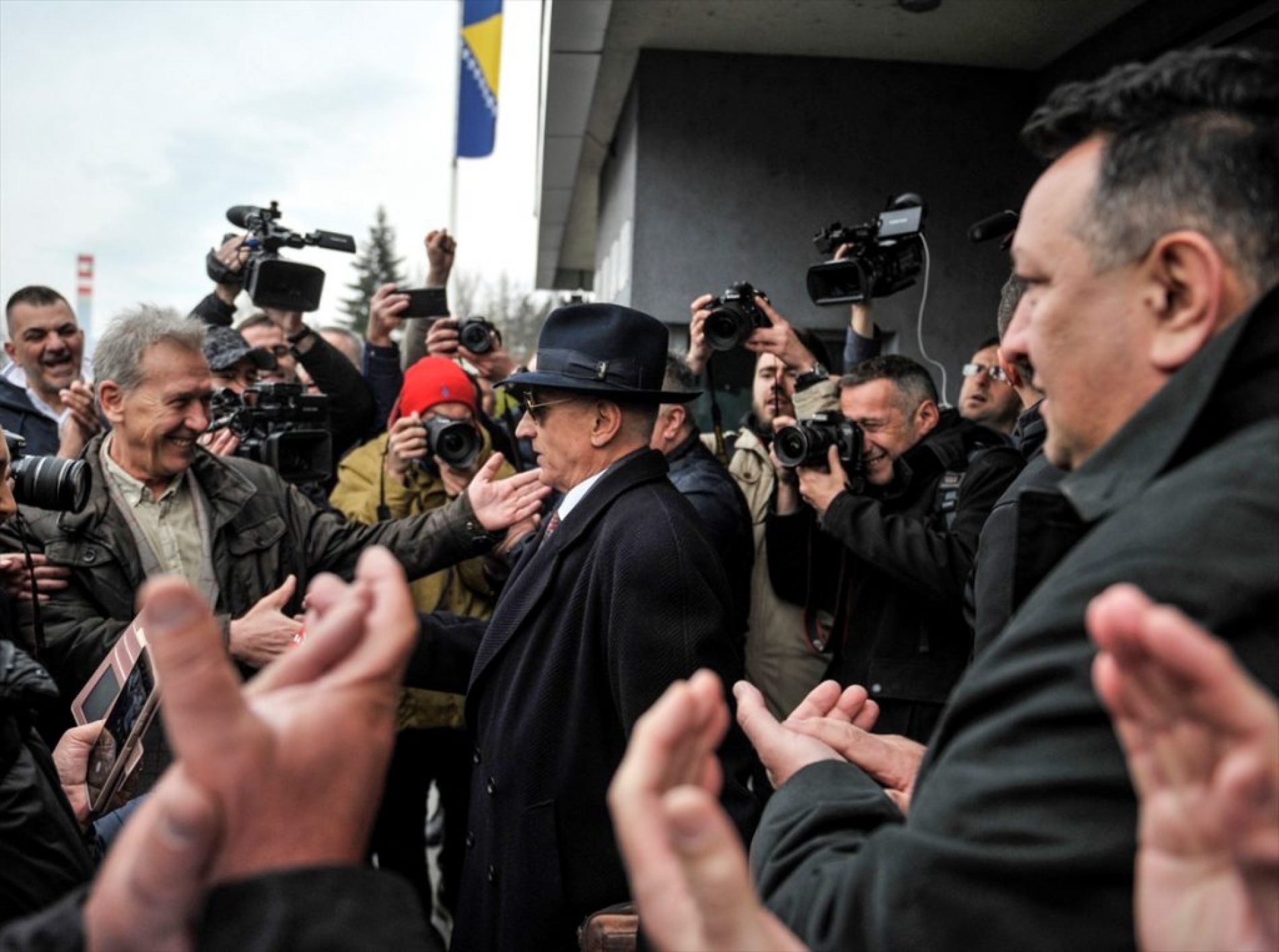 Ovako su građani i mediji pozdravili oslobađajući presudu Vikiću i ostalima (Video)