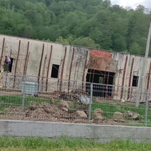 Građevinari uklanjaju tragove genocida sa zgrade Magacina otkupa u Kravici