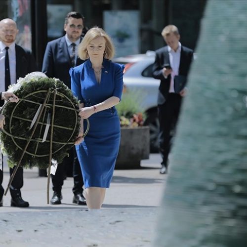 Britanska ministrica položila vijenac na Spomen-obilježje ubijenoj djeci opkoljenog Sarajeva