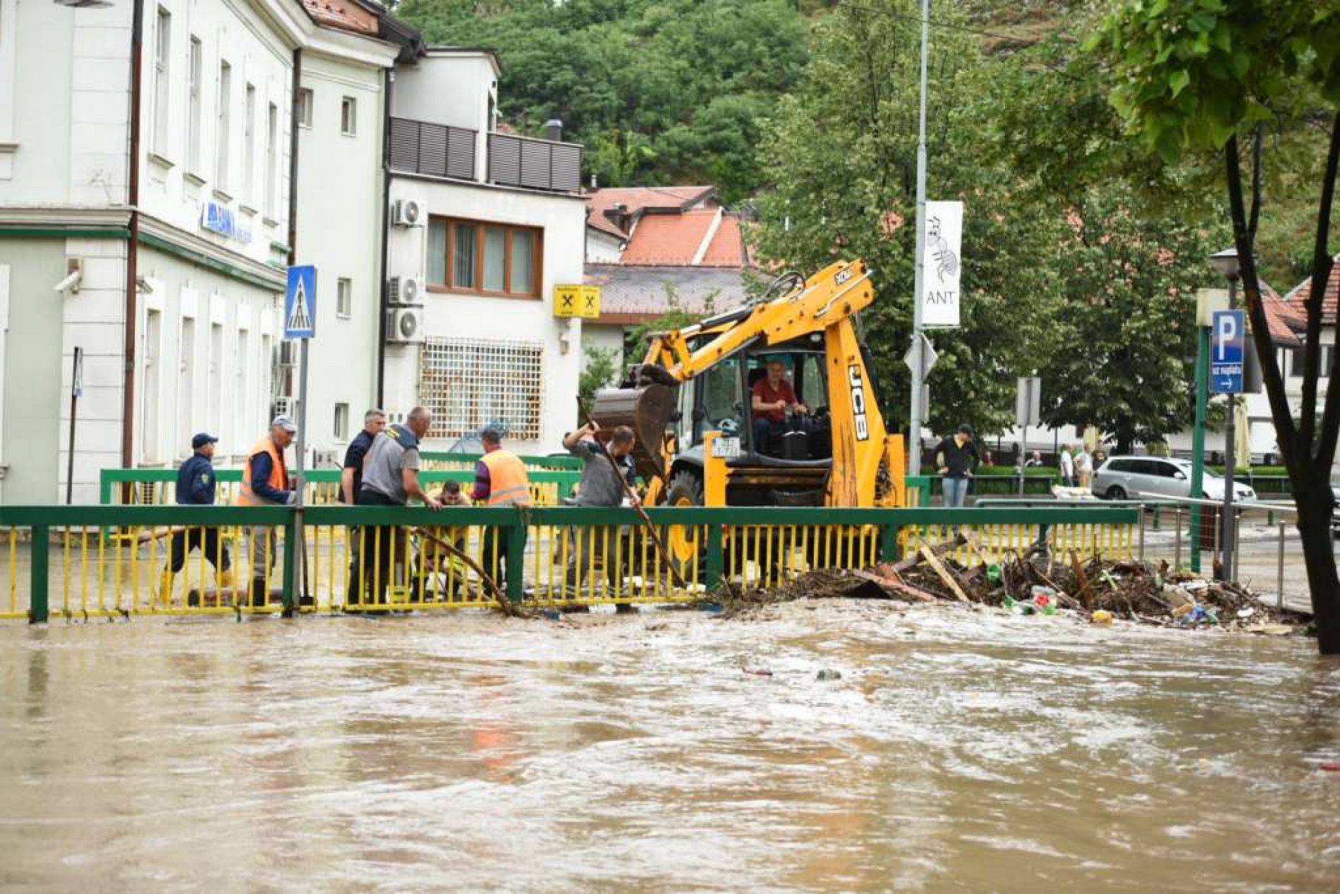 Jaka kiša izazvala poplave u šest mjesnih zajednica i samom centru Tešnja