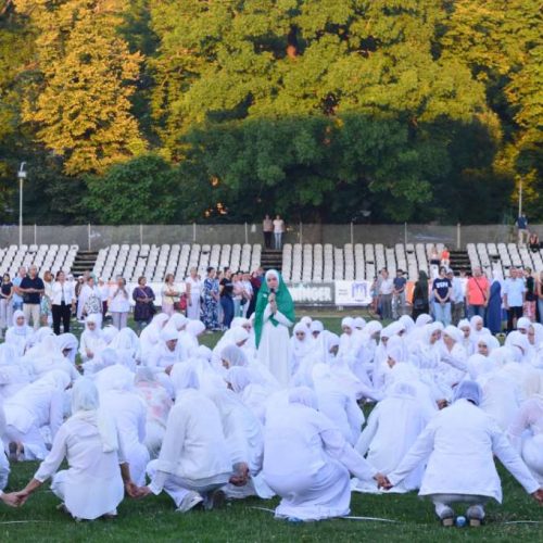 U Bihaću osmi ‘Performans 8372’ u znak sjećanja na žrtve genocida u Srebrenici