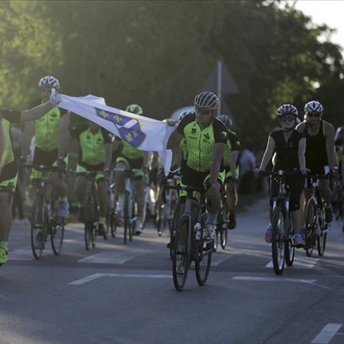 Kozarac: Desetine biciklista stigle u Kamičane da odaju počast prijedorskim žrtavama