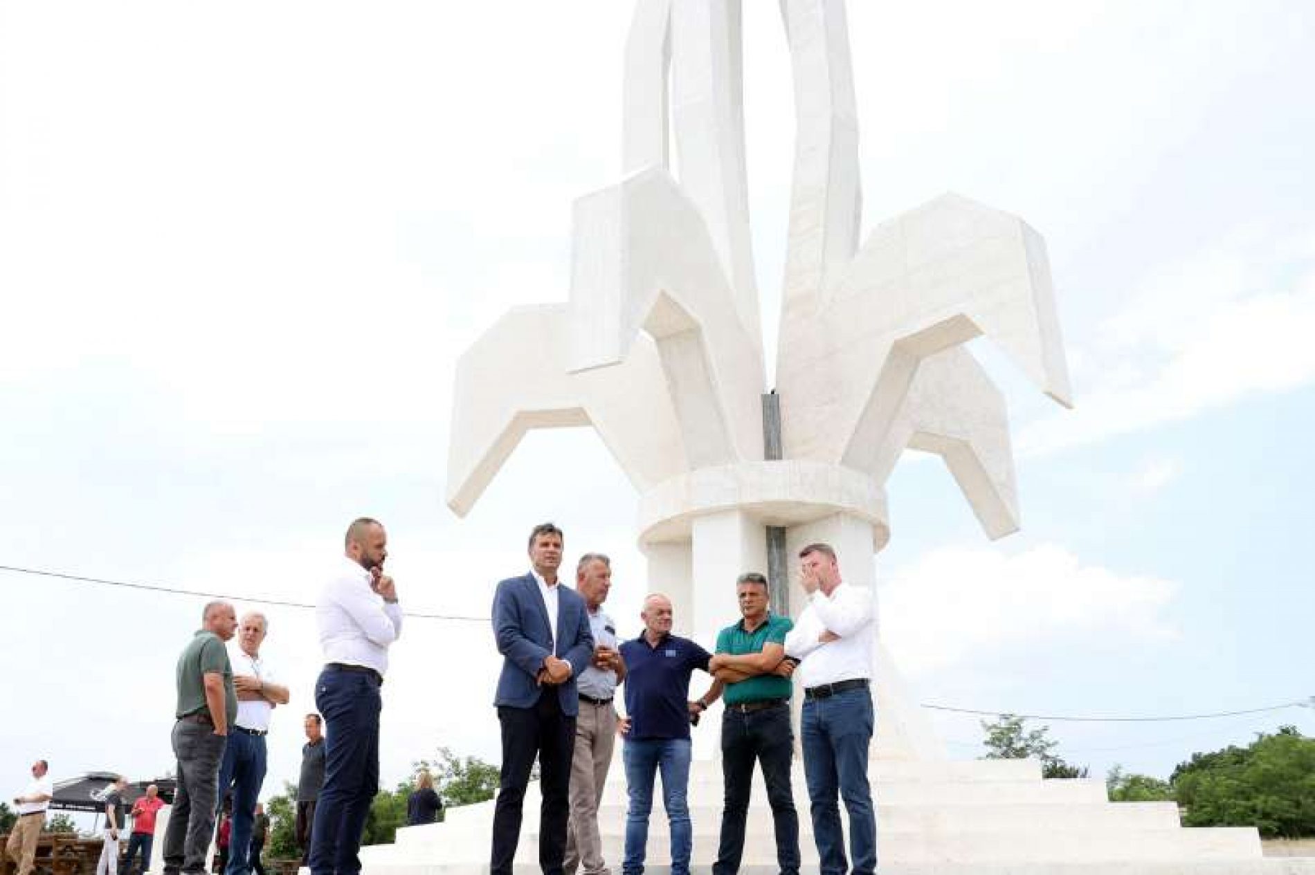 Premijer obišao spomenik ‘Ljiljan’ u Gradačcu koji simbolizira odbranu ovoga dijela Bosne