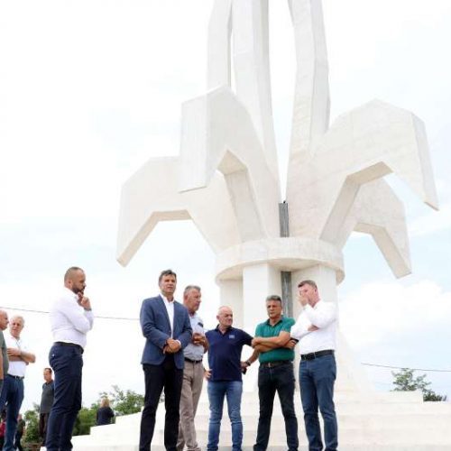Premijer obišao spomenik ‘Ljiljan’ u Gradačcu koji simbolizira odbranu ovoga dijela Bosne