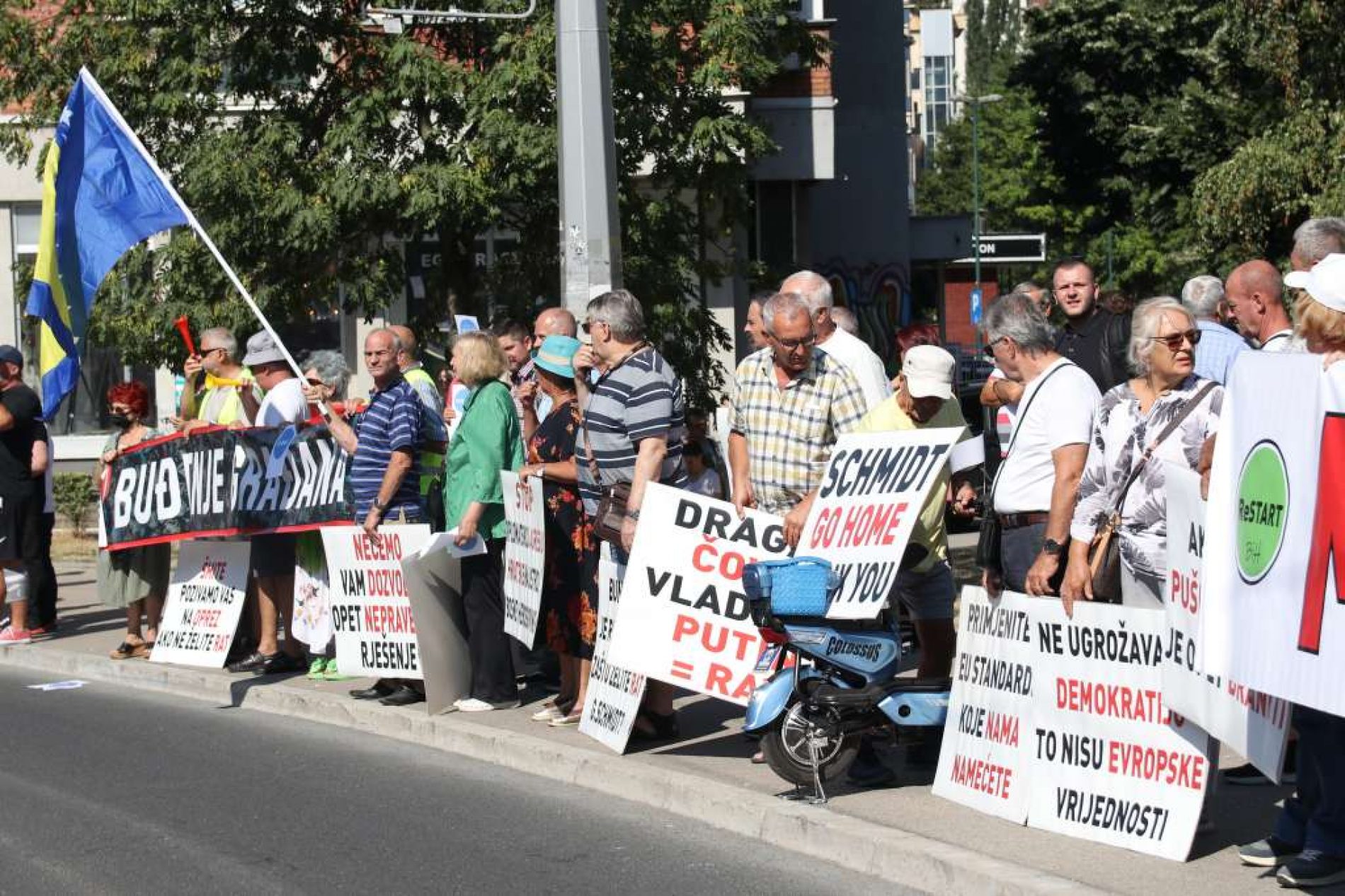 U Sarajevu nastavljeni protesti ispred OHR-a: Građani protiv podjela u Bosni i Hercegovini