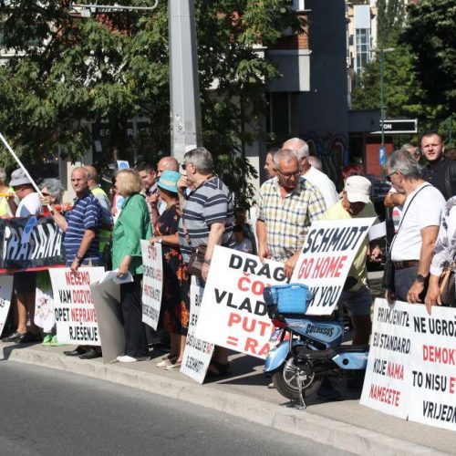 U Sarajevu nastavljeni protesti ispred OHR-a: Građani protiv podjela u Bosni i Hercegovini