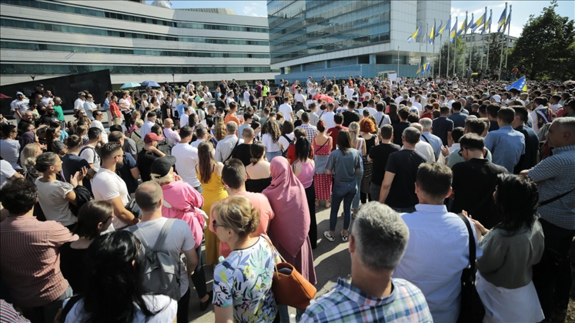 Protesti u Sarajevu: Građani iskazali nezadovoljstvo neradom vlasti u Bosni i Hercegovini
