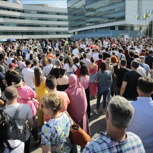 Protesti u Sarajevu: Građani iskazali nezadovoljstvo neradom vlasti u Bosni i Hercegovini