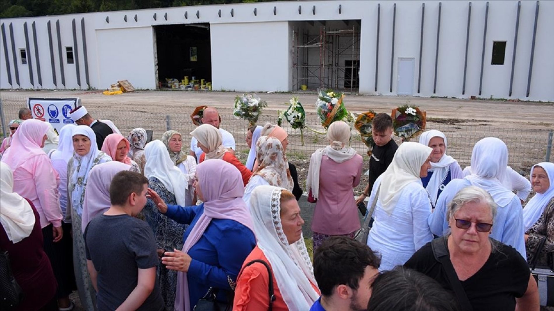 Preživjeli genocida obišli mjesta masovnih egzekucija Bošnjaka: Majke dočekala zaključana kapija u Kravici