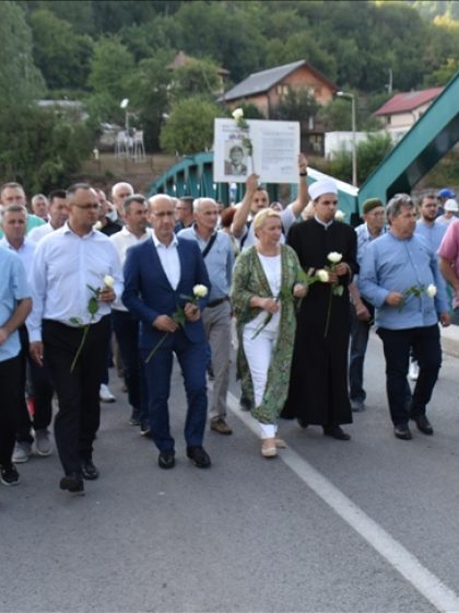 Stotine ruža pušteno niz Drinu povodom godišnjice zločina nad Bošnjacima u Foči