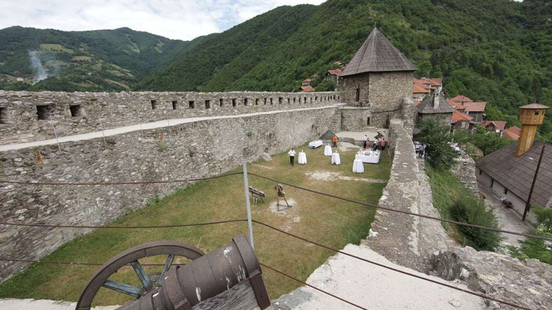 Zenička tvrđava Vranduk ponovo omiljena destinacija turista i školaraca