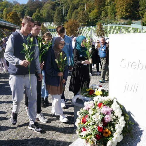 Srebrenica: Mladi Bošnjaci Zagreba i njihovi prijatelji iz RH posjetili Memorijalni centar