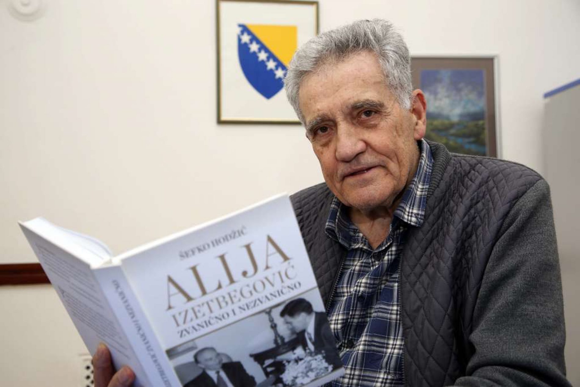 Objavljena knjiga ‘Alija Izetbegović zvanično i nezvanično’, novinara Šefke Hodžića