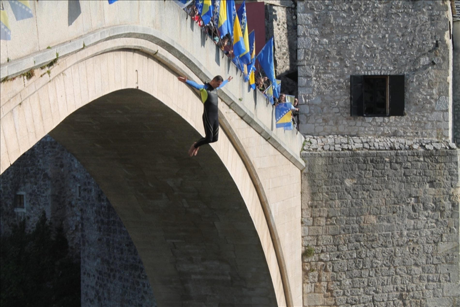 Skok bez aplauza, cvijeće u Neretvi: Obilježena 29. godišnjica rušenja Starog mosta